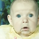 Quando viu o rosto de sua filha recém-nascida, este pai se assustou e abandonou a sua família. O que aconteceu com eles 21 anos depois foi realmente milagroso.