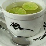 7 razões para beber um copo de água morna com limão ao acordar