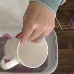 Com um pouco esmalte de unhas e um palito, uma simples caneca vira algo especial