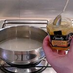 Ele despeja uma colher de mel em água de limão e a razão é realmente GENIAL!