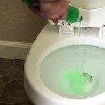 Ele coloca detergente em um vaso sanitário, mas não é para a limpar!