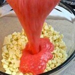 Ela despeja gelatina sobre o chocolate branco. Minutos mais tarde? Estou babando!