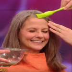 Ela passa água de batata no cabelo para escurecer os fios brancos naturalmente