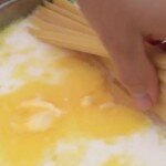 Ela coloca macarrão cru numa panela. 20 minutos depois, todos lambem os beiços.