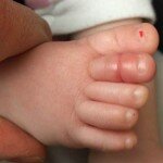 Esta bebê não parava de chorar. Foi então que seus pais viram ISTO no seu dedo do pé. Todos precisam saber sobre este perigo!