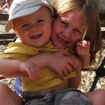 Quando o pai morreu, eles escreveram um bilhete e o colocam num balão. 2 meses depois, o impensável acontece.