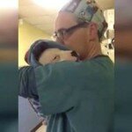 Este cãozinho nervoso não para de chorar. Mas olhe atentamente para o veterinário. Incrível…
