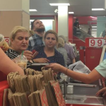 O gerente observa a cliente humilhar a moça do caixa. Quando ele vai verificar, sua reação me deixa arrepiada!