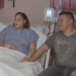Após cortarem sua barriga, os médicos removem o bebê morto. Mas agora ela tem o filho vivo em seus braços.