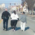 Esta mãe corre para perder peso. Mas quando o policial a vê, intervém imediatamente.