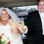 Quando as fotos do casamento deles chegaram, ele as escondeu. Ele não podia deixá-la ver.