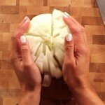 Você frita uma cebola inteira por 10 minutos. Como ela fica depois é MUITO tentador.