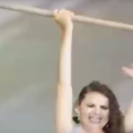 No meio da formatura, esta menina agarra uma enxada e sobe ao palco. O motivo deixa os convidados arrepiados.