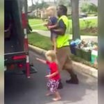 Mãe vê o homem do lixo fazendo ISSO com os seus filhos. Agora a filmagem se popularizou