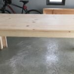 Era apenas uma mesa de madeira sem graça até ele desenhar ISSO no topo dela! O resultado é incrível.