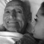 A garotinha se senta na cama ao lado de seu avô à beira da morte. Quando a porta se abre, ela não pode acreditar quando vê quem entra.