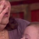 Toda vez que a mãe engravida, eles dão o bebê para ESTA mulher. O motivo me levou às lágrimas.