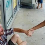 A menininha vê um mendigo chorando de frente a uma loja. O que sua mãe presencia então, a deixa super orgulhosa.