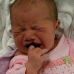 Este bebê chora até não poder mais, e o motivo pelo qual seus pais não vão correndo até ele vai te fazer pensar.
