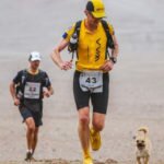 Cachorro de rua decide se juntar a uma corrida de 250 quilômetros e acaba ganhando um novo “pai”