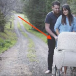 Casal sem filhos é visto passeando com ELE. Quando alguém se aproxima, cai pra trás com o que vê