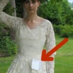 A mulher encontra um vestido de noiva de 60 anos de idade. Mas quando ela lê o bilhete escondido nele, seus olhos se enchem de lágrimas.