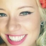 Esta mulher de 27 anos tem convulsão no trem. Quando ela acorda, ela encontra este bilhete ao seu lado.