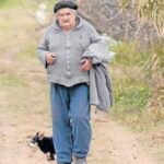 Eu pensei que fosse simplesmente um agricultor pobre. Então olhei melhor e fiquei chocado.