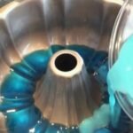 Coloque várias camadas de gelatina em uma fôrma anelar. O resultado vai parecer o País das Maravilhas.