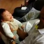 O que este pai faz com seu bebê de 3 meses está rodando todo o mundo. Eu amo este vídeo!
