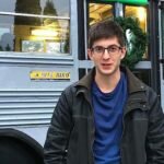 Pai diz que vive com sua família de 5 nesse ônibus. Quando ele abre a porta? É simplesmente incrível