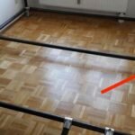 Em seu quarto não havia espaço para nada. Mas ele começou a colocar tubos e veja o que criou