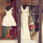 Mãe chama mulher que está experimentando vestido de casamento de “grande baleia” – o que o gerente faz é impagável!