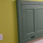 Mulher pede ao marido para fixar essa porta na parede. Ele pensa que ela está louca, mas finalmente percebe o motivo